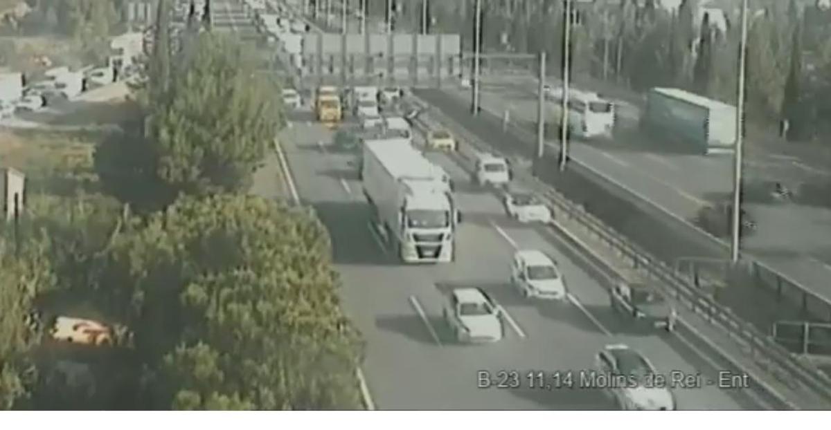 Cues quilomètriques d’entrada a Barcelona per l’avaria d’un bus a la Ronda Litoral