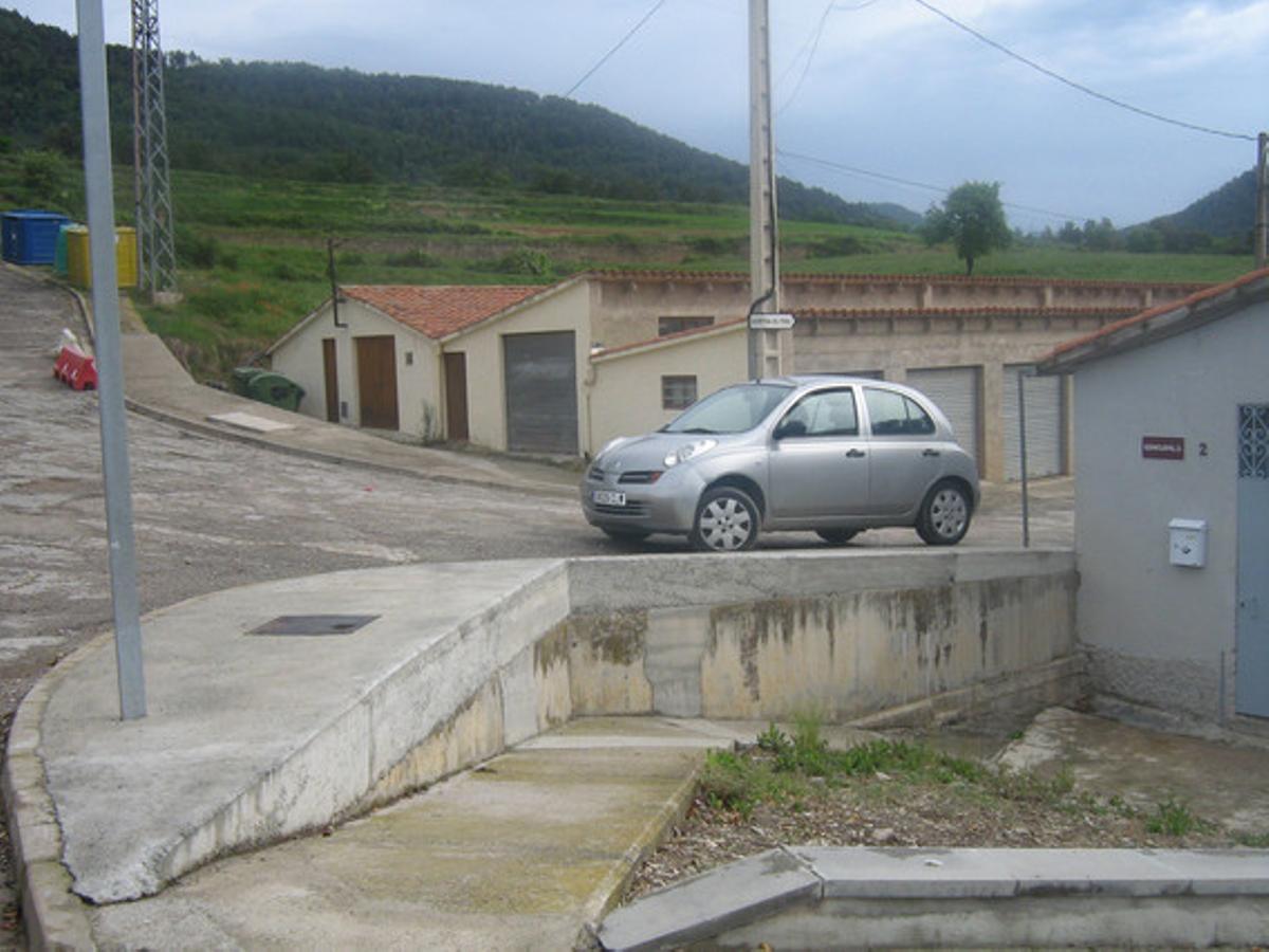 Un desnivell per anar amb compte. La imatge mostra la cantonada dels carrers de Dalt i Barcelona, a Borredà (Berguedà). A causa de l’orografia del terreny, suposadament urbanitzat, hi ha un desnivell d’un metre i mig, aproximadament. L’ajuntament, tot i ser advertit del perill que suposa per als nens (hi ha una escola a 100 metres), no hi ha fet res. Qualsevol badada, o un mal pas, pot significar una lesió, i no només per als nens. No obstant, ningú hi posa cap barana.