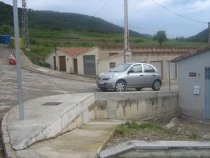 Un desnivell per anar amb compte. La imatge mostra la cantonada dels carrers de Dalt i Barcelona, a Borredà (Berguedà). A causa de l’orografia del terreny, suposadament urbanitzat, hi ha un desnivell d’un metre i mig, aproximadament. L’ajuntament, tot i ser advertit del perill que suposa per als nens (hi ha una escola a 100 metres), no hi ha fet res. Qualsevol badada, o un mal pas, pot significar una lesió, i no només per als nens. No obstant, ningú hi posa cap barana.