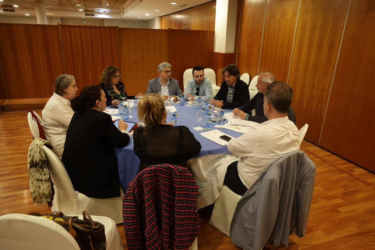 Jurado de la IX edición de los Premios de Turismo 2025, reunido este lunes en el Extremadura Hotel.