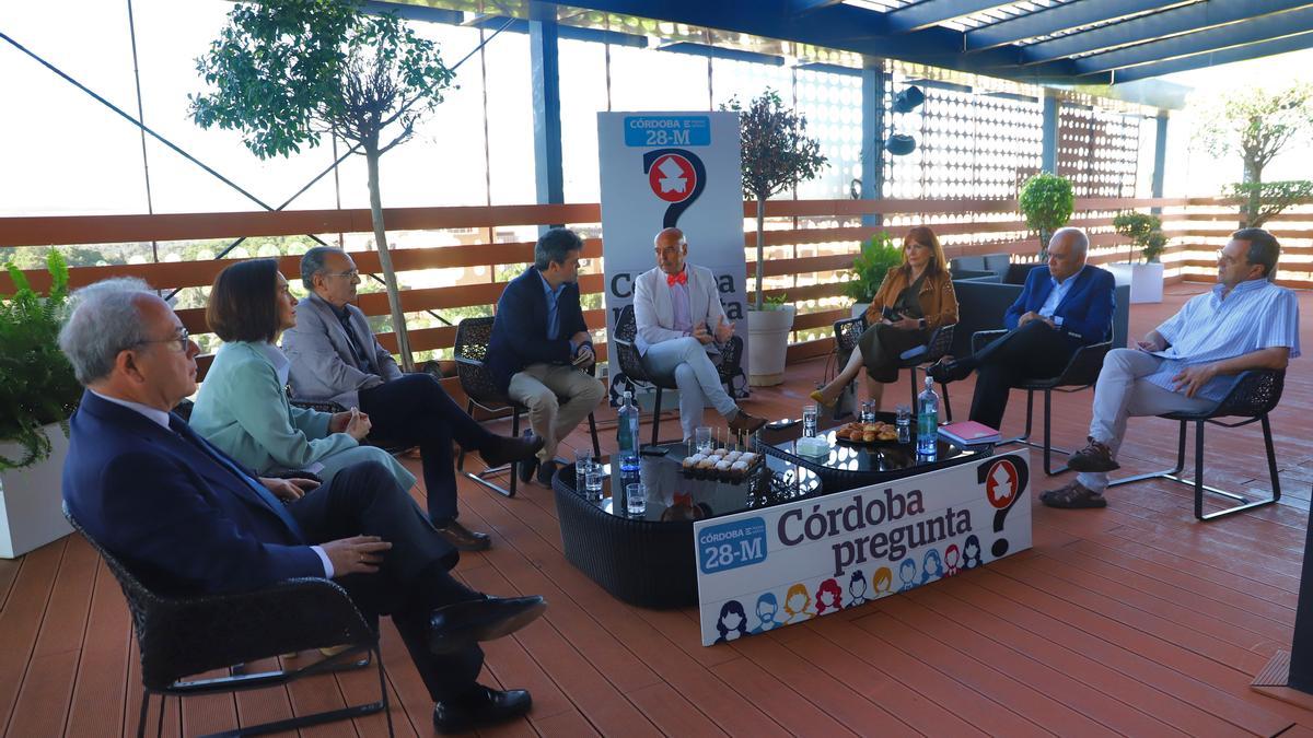 Los participantes en la entrevista junto al candidato socialista y el director de Diario CÓRDOBA.