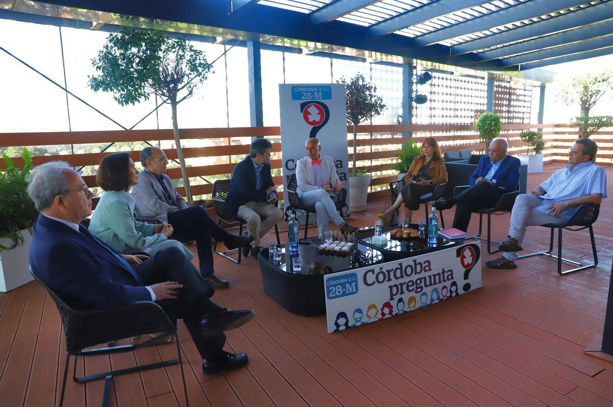 Los participantes en la entrevista junto al candidato socialista y el director de Diario CÓRDOBA.