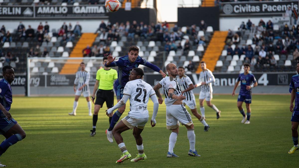 Una acción del duelo entre el Badajoz y el filial del Valladolid en el Nuevo Vivero.