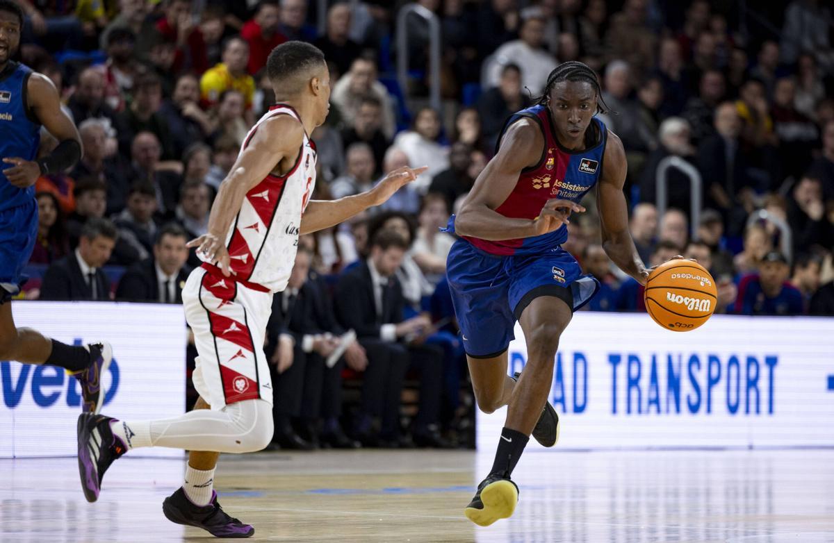 Dame Sarr sube un balón en ataque.