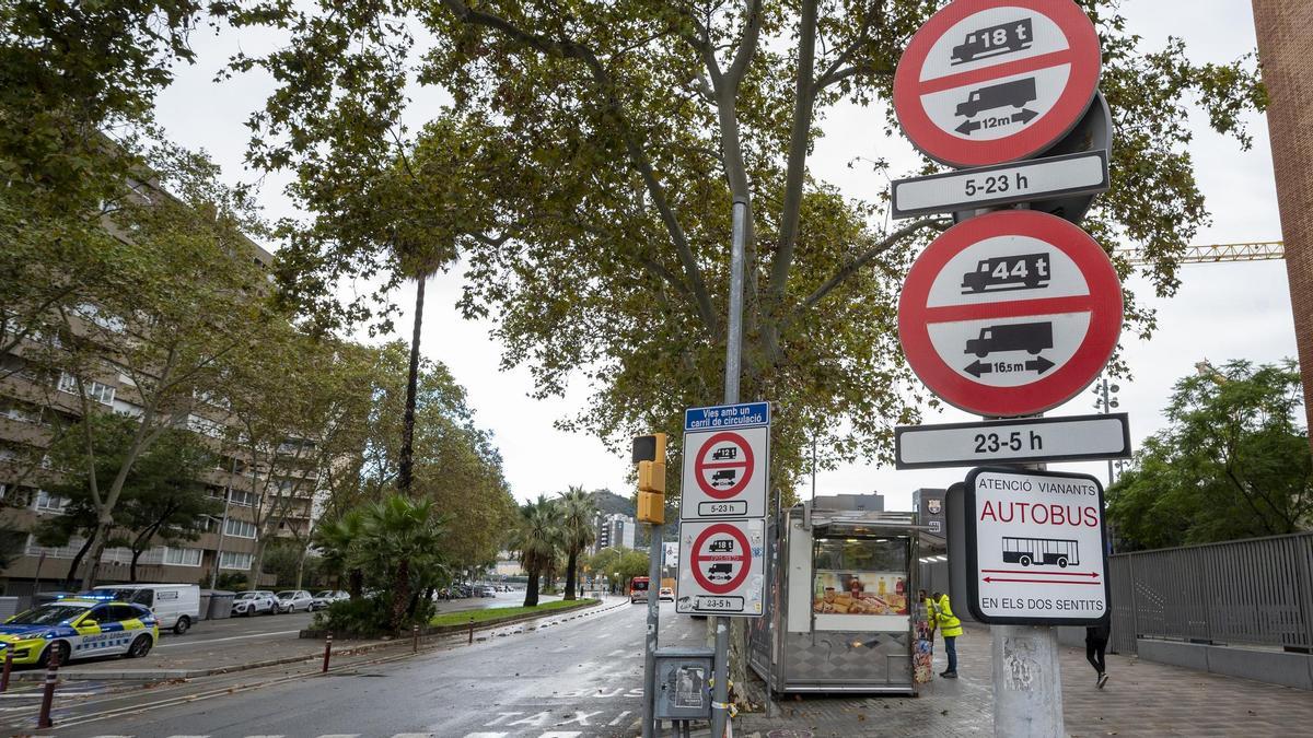 Señales de tráfico en las inmediaciones del Camp Nou, en Barcelona.