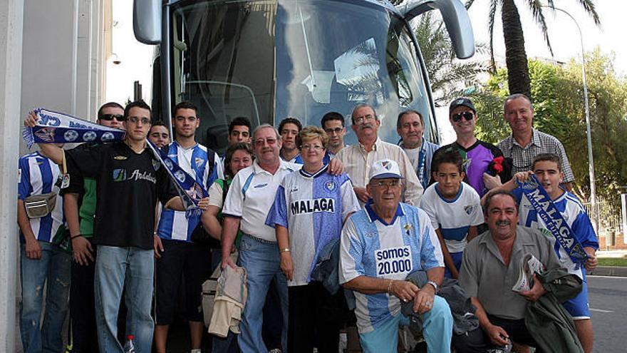 Afición. Un numeroso grupo de aficionados que se desplazó la pasada temporada a El Ejido para animar al Málaga.