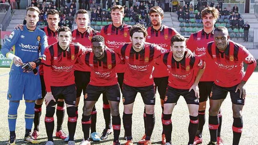 Once titular del Mallorca en Cornellà, con hasta cinco jugadores no habituales: José Ángel (de pie), y Fran Gámez, James, Damià y Cedric (agachados).