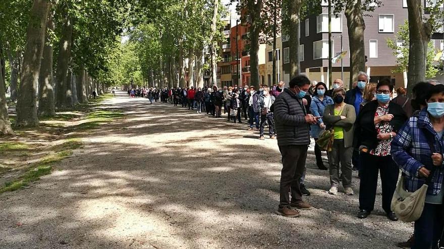 Llargues cues per vacunar-se, ahir a la tarda, al Palau de Fires de Girona