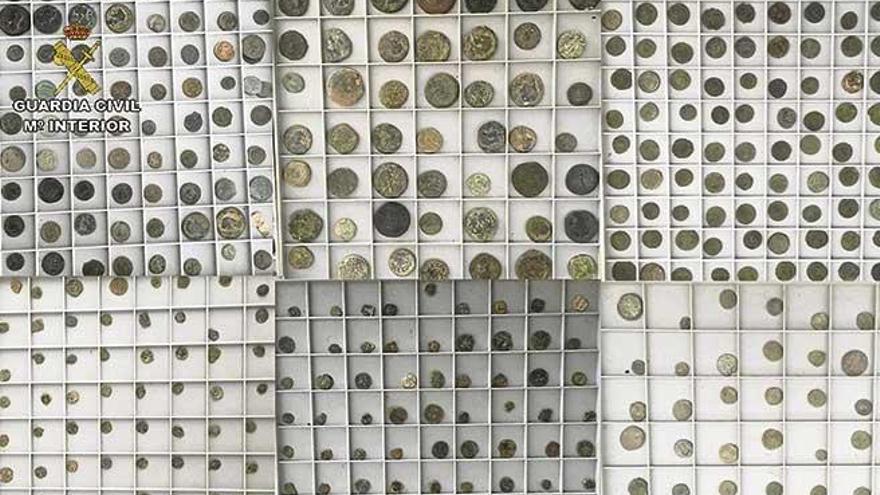 Colección de monedas antiguas intervenidas por la Guardia Civil en la operación.