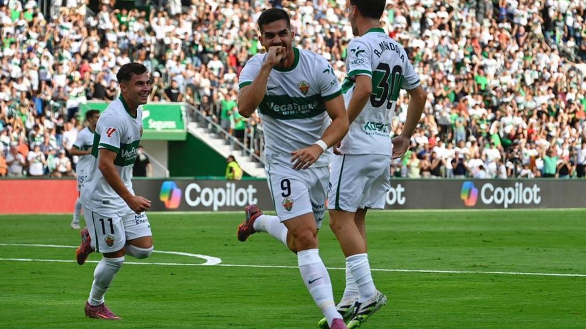 Así ha comenzado el Elche CF - Real Oviedo en el Martínez Valero