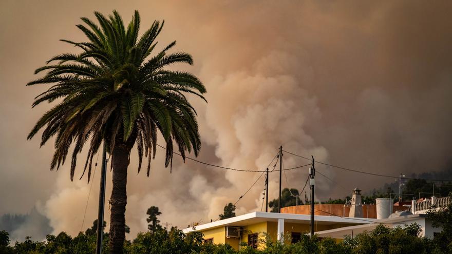 Vídeo: La Guardia Civil continúa evacuando a los ciudadanos de las zonas más próximas al incendio de La Palma