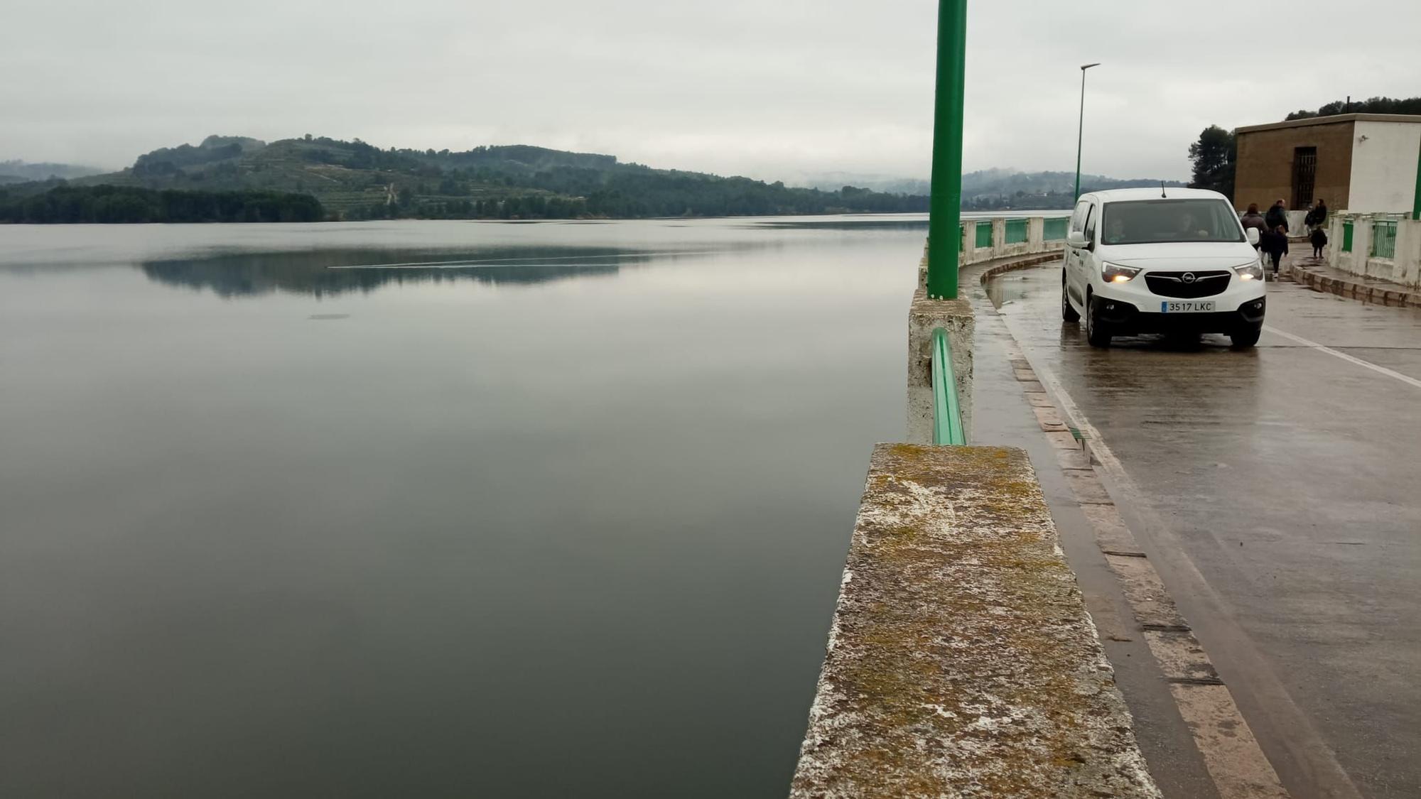 Imágenes del pantano de Beniarrés dejando salir el agua