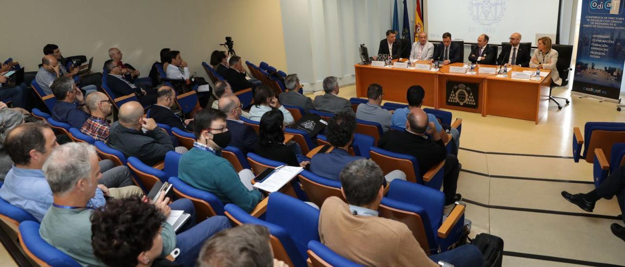 En la mesa, por la izquierda, Juan Carlos Campo, director de la EPI de Gijón; José Javier Medina; Olmo Ron, concejal de Obras Públicas; Ignacio Villaverde, rector de la Universidad de Oviedo; Iván Aitor Lucas, director general de Innovación del Principado; y Josefina Jiménez, ayer. | Juan Plaza