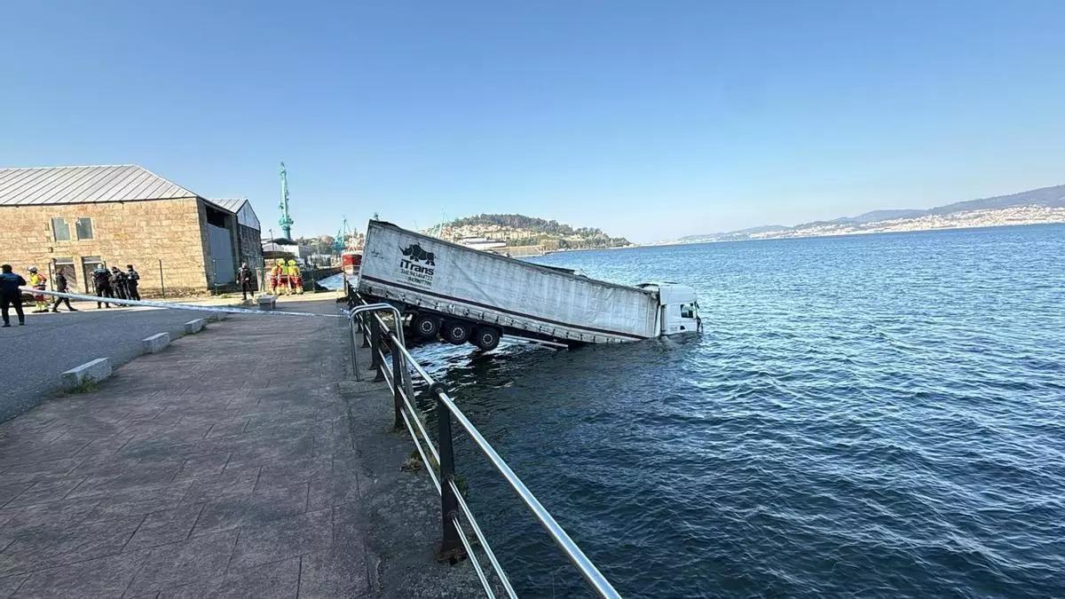 El tráiler se precipitó al mar en la zona de los muelles, en Teis.