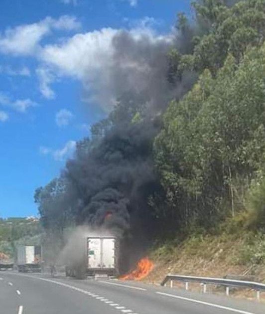 Arde un camión de langostinos en la A-52 y las llamas provocan un incendio en As Neves