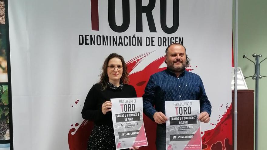 Sara Pérez y Felipe Nalda muestran el cartel anunciador de la Feria del Vino de Toro.