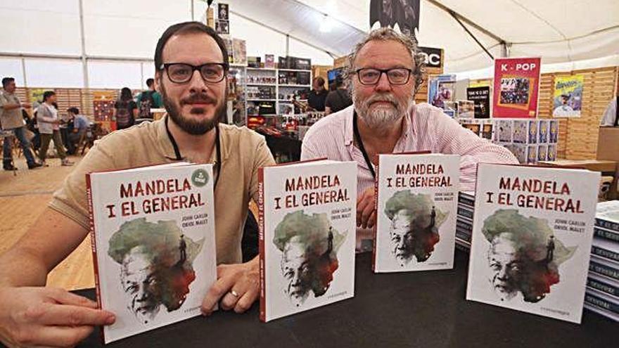 Oriol Malet (esquerra) i John Carlin (dreta), ahir, presentant «Mandela i el general».