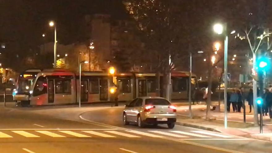 Un tranvía recorre decenas de metros por al Actur sin conductor