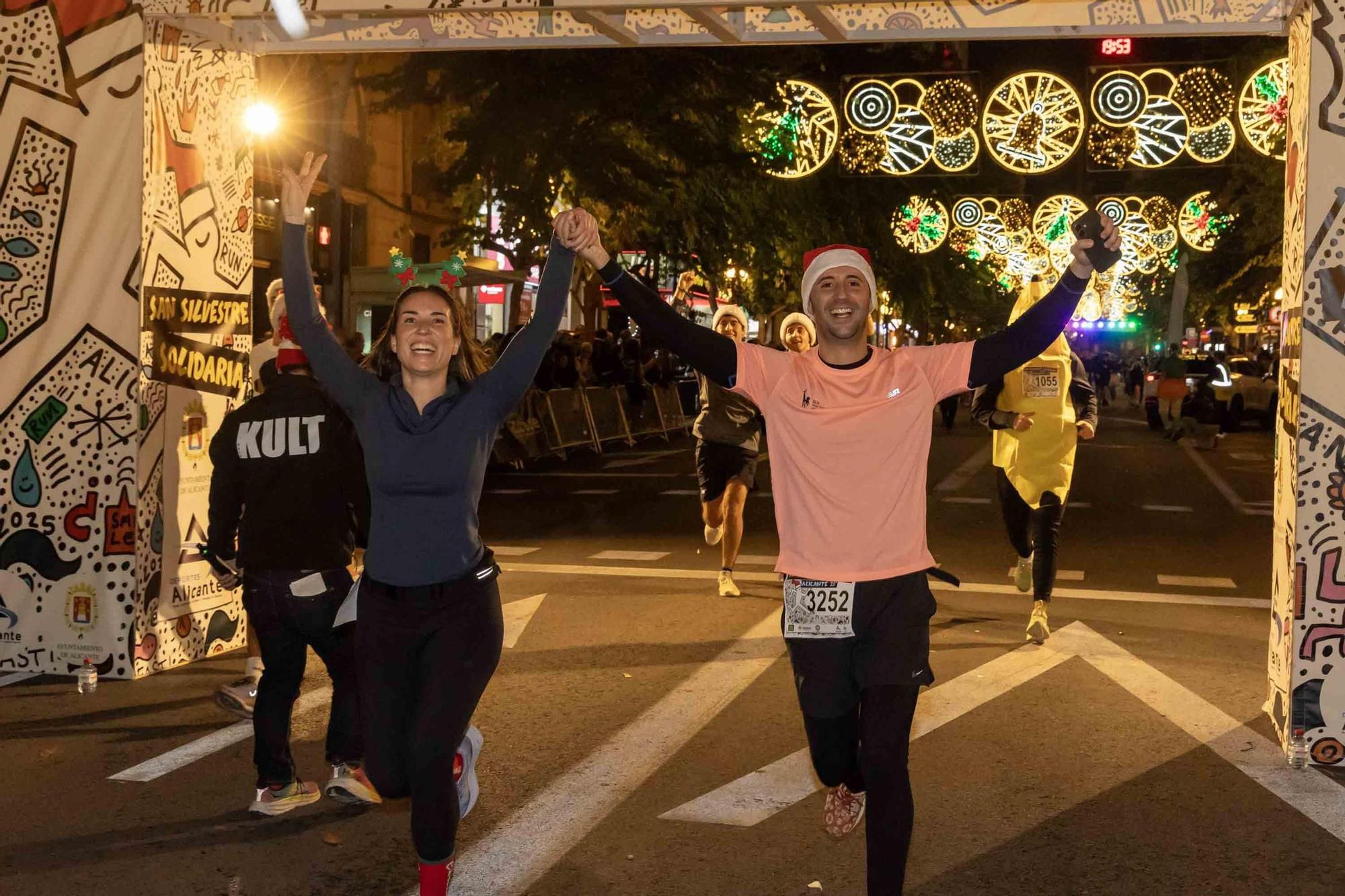 La San Silvestre de Alicante llena de colorido la ciudad