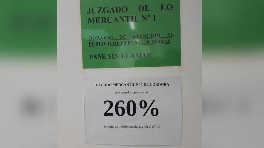 El juzgado de lo Mercantil número 1 de Córdoba denuncia con un cartel en su puerta una carga de trabajo del 260%