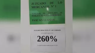 El juzgado de lo Mercantil número 1 de Córdoba denuncia con un cartel en su puerta una carga de trabajo del 260%