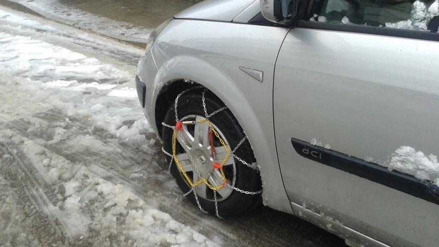 Un vehicle amb les cadenes posades.