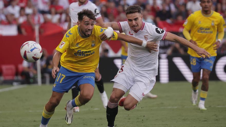 Munir pugna con Pedrosa, lateral del Sevilla FC, el pasado domingo en el Ramón Sánchez Pizjuán. | | LOF