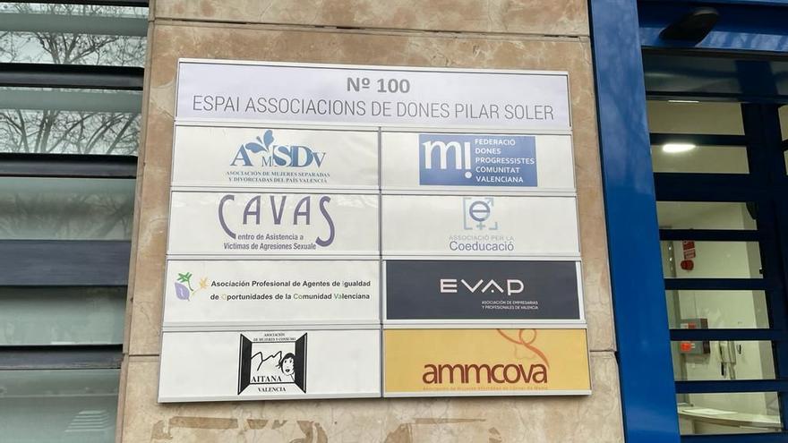 El cartel de espacio de asociaciones de mujeres &quot;Pilar Soler&quot;