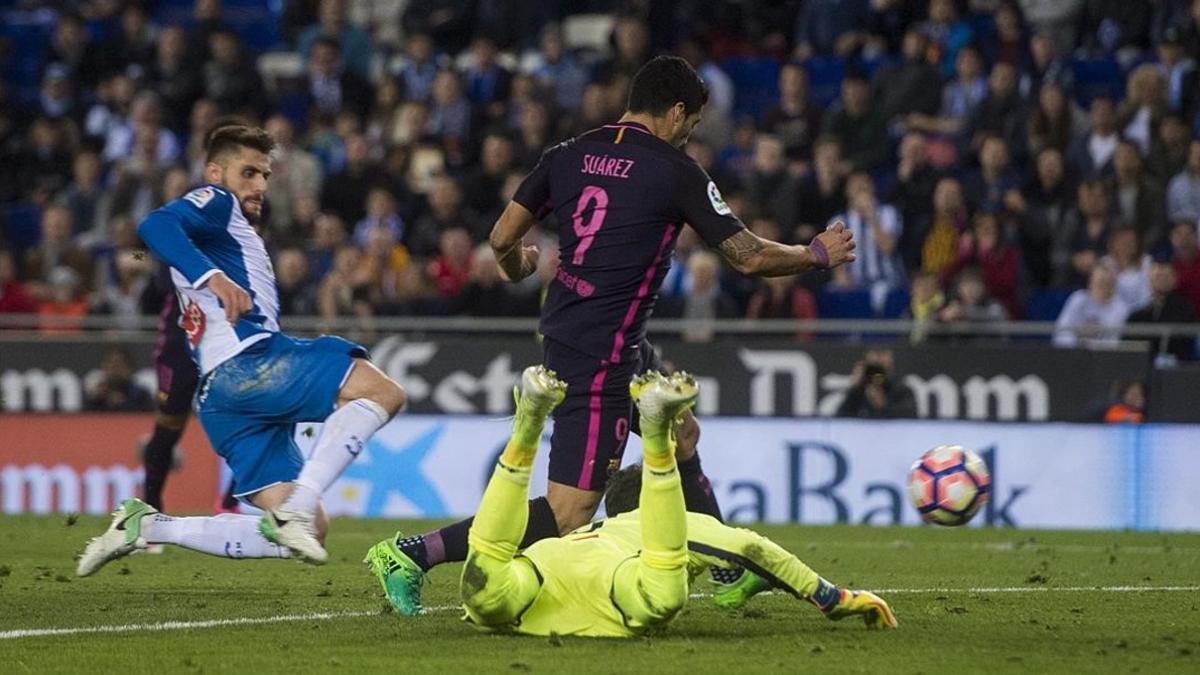 Luis Suárez regatea a Diego López para anotar el 0-3.