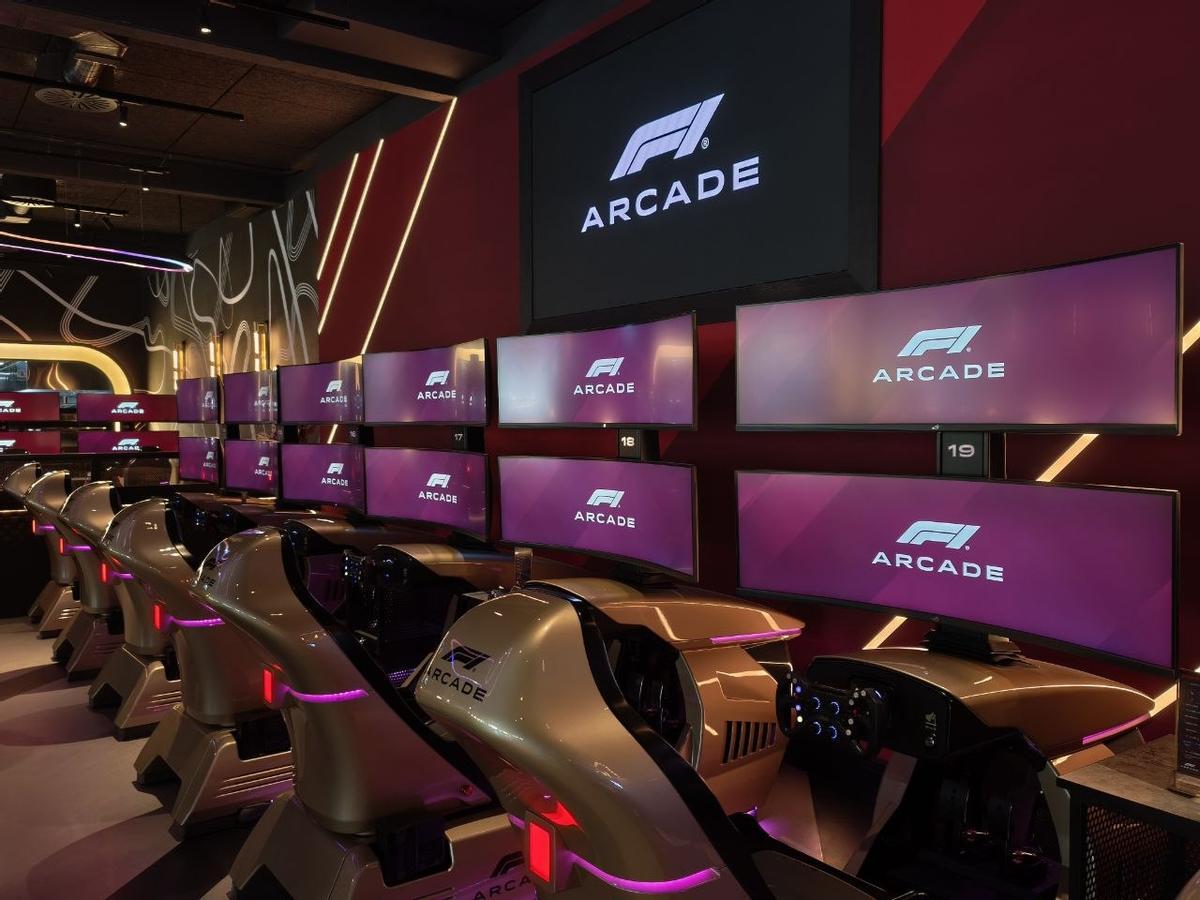 Varios puestos de conducción en F1 Arcade.