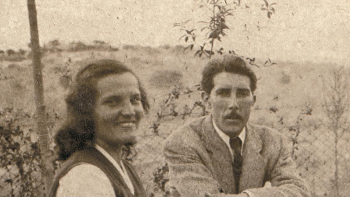El escritor Pancho Guerra junto a Carmen Laforet en una imagen en Madrid en 1947.