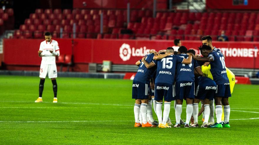 Los jugadores del Celta se conjuran antes del inicio del encuentro contra el Sevilla