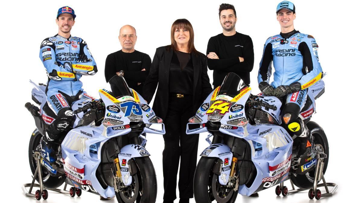 Álex Márquez y Fermín Aldeguer, flanqueando a los responsables de Gresini