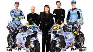 Álex Márquez y Fermín Aldeguer, flanqueando a los responsables de Gresini