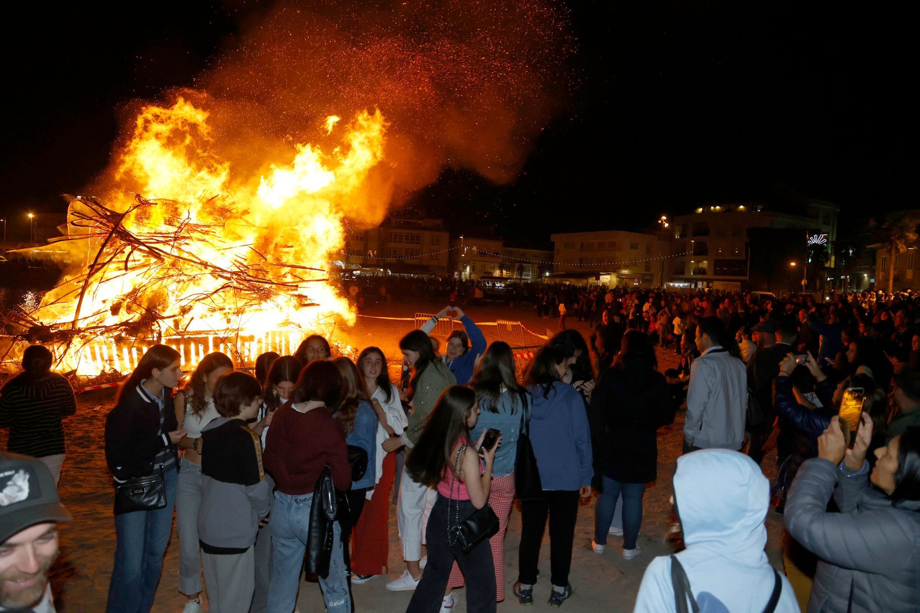 Panxón volvió a iluminarse en plena noche de San Xoán