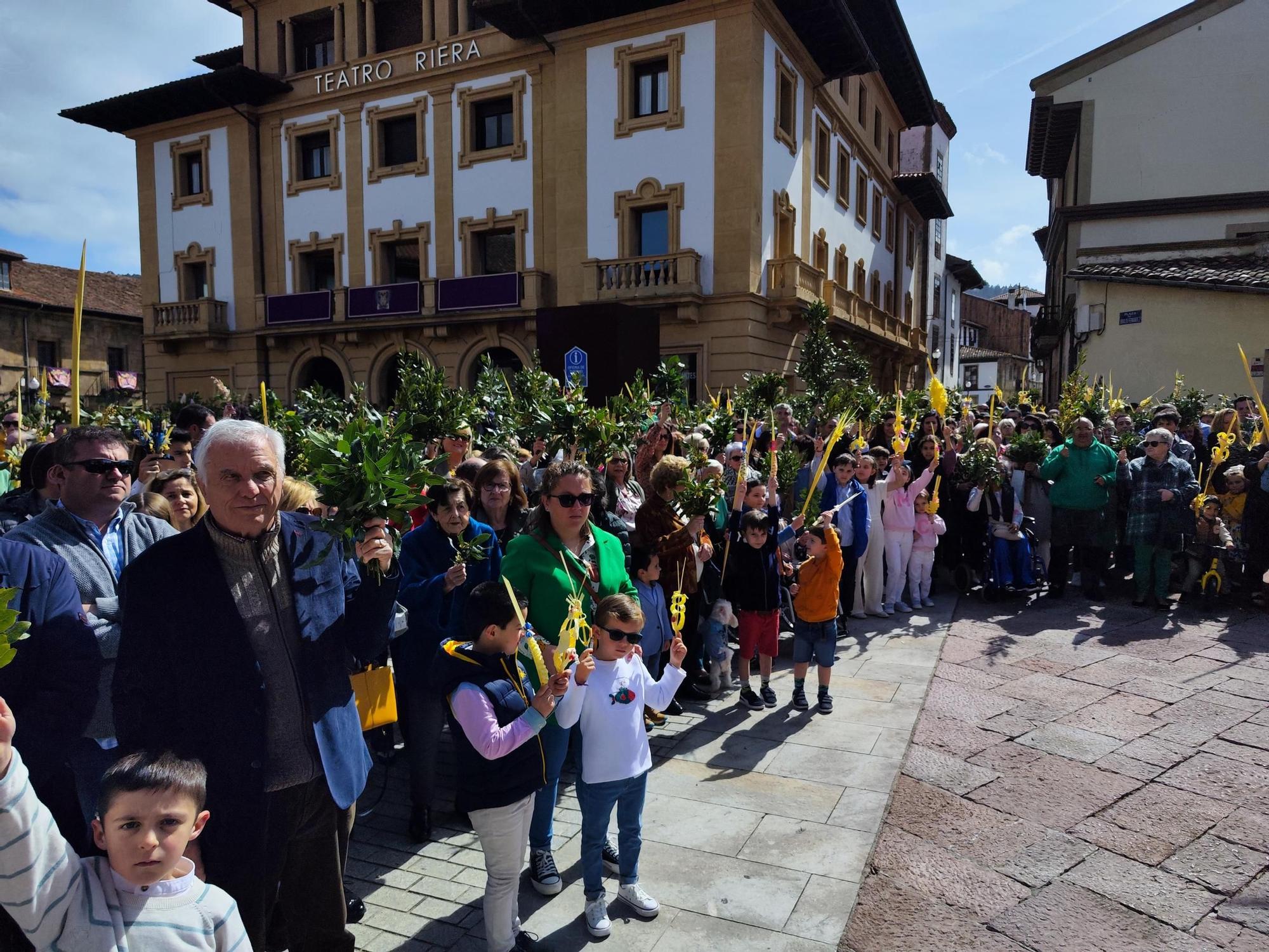 Villaviciosa vibra en Semana Santa con un domingo de Ramos multitudinario