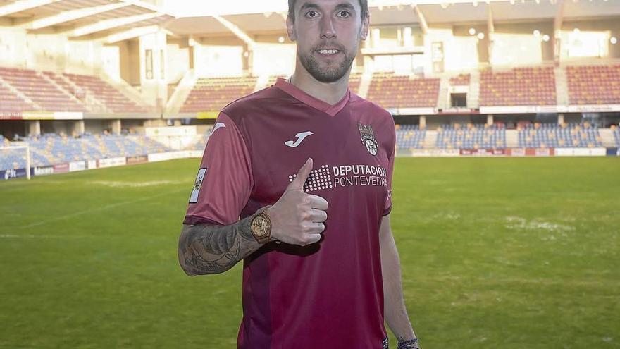 Éder Díez posando en Pasarón con la camiseta del Pontevedra. // Rafa Vázquez