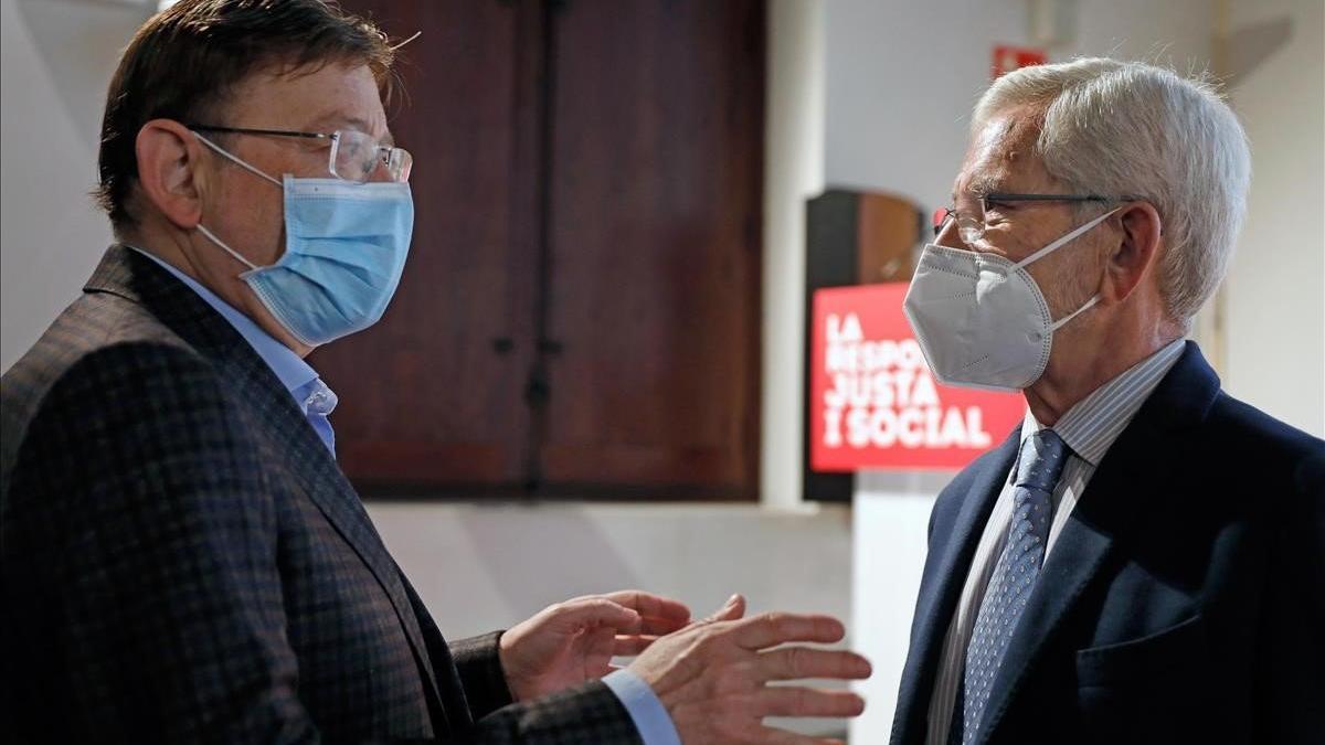 El presidente valenciano, Ximo Puig (izquierda), conversa con el 'expresident' Joan Lerma en el homenaje a Ernest Lluch.