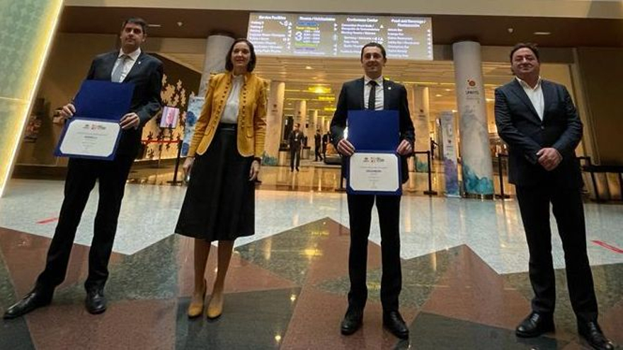 El alcalde, Rhamsés Ripollés, posa con el premio, junto a la ministra de Turismo, Reyes Maroto, entre otros, tras la entrega de distinciones.