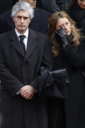 Adolfo Suárez Illana, fill de l’expresident, i la seva dona, durant el seguici fúnebre d’Adolfo Suárez en el seu recorregut solemne.
