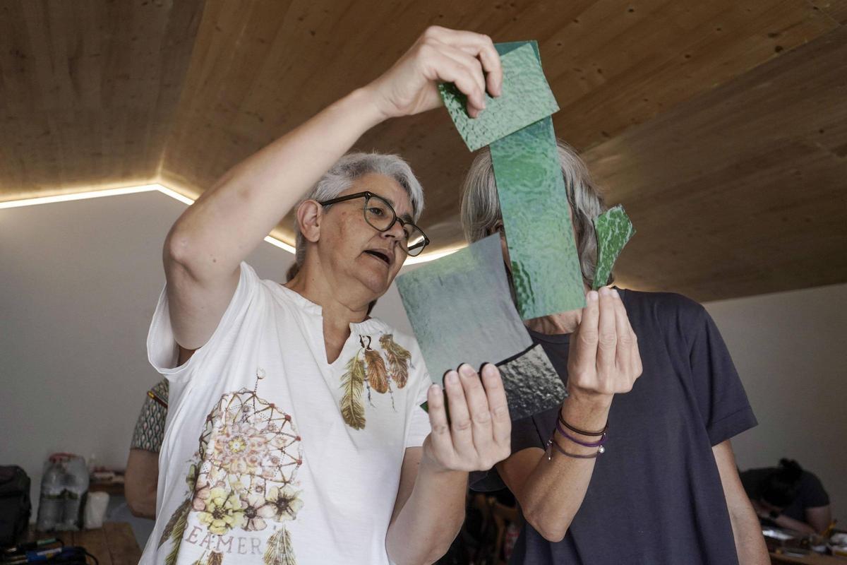 Meandre porta poesia, música, dibuix i vitralls en una jornada d'activitats a la Torre Lluvià de Manresa