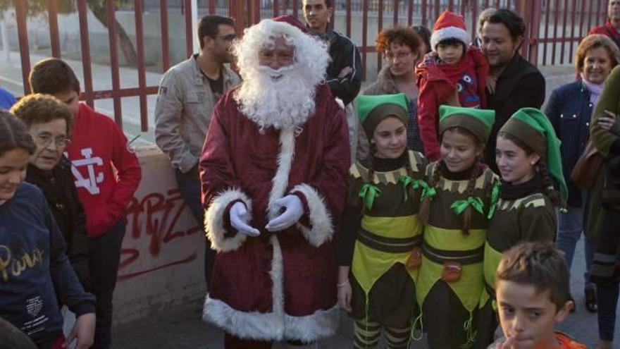 La carroza de Papá Noel apareció en la plaza Francesc Cantó, donde esperaba un amplio grupo de niños y niñas, al igual que más tarde en el Centro de Congresos.