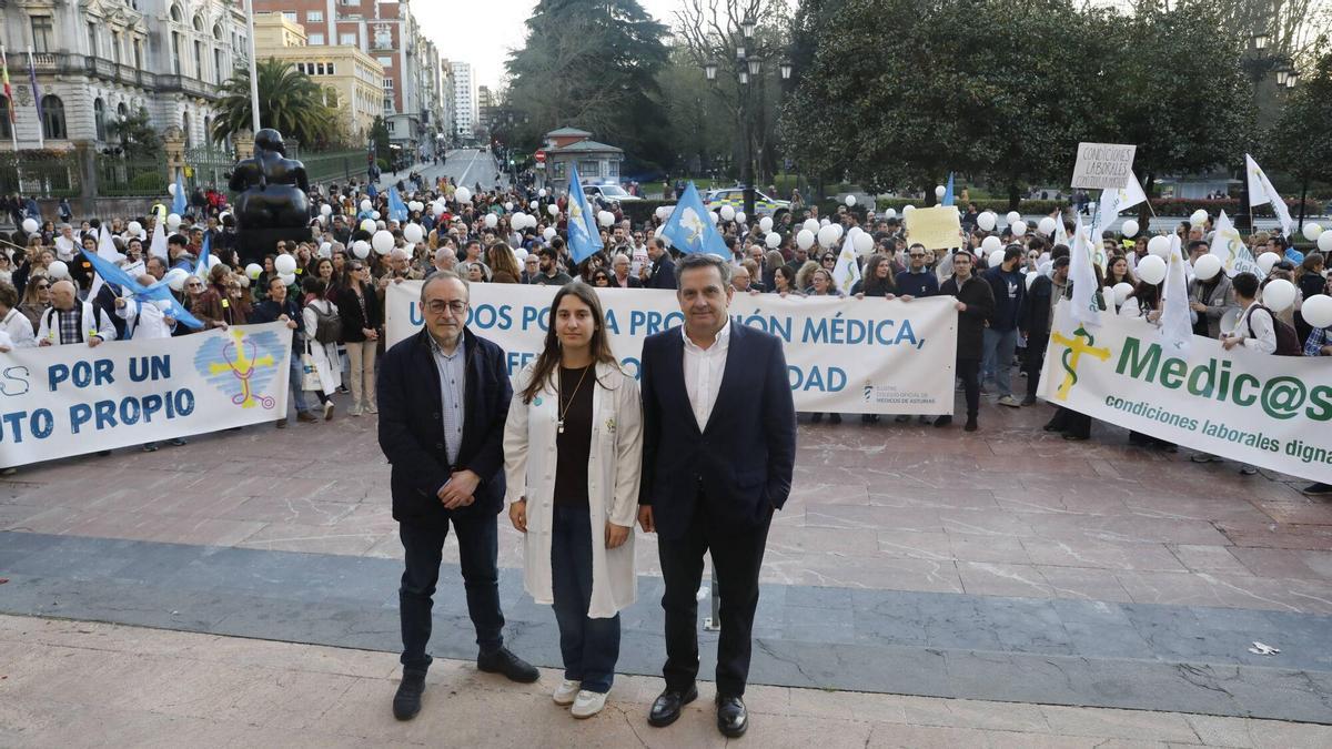 Protesta de médicos en Oviedo, el pasado 19 de marzo: delante, José Antonio Vidal, del SIMPA; Elena González, de SIMES; y Luis Antuña, presidente del Colegio de Médicos en Asturias.