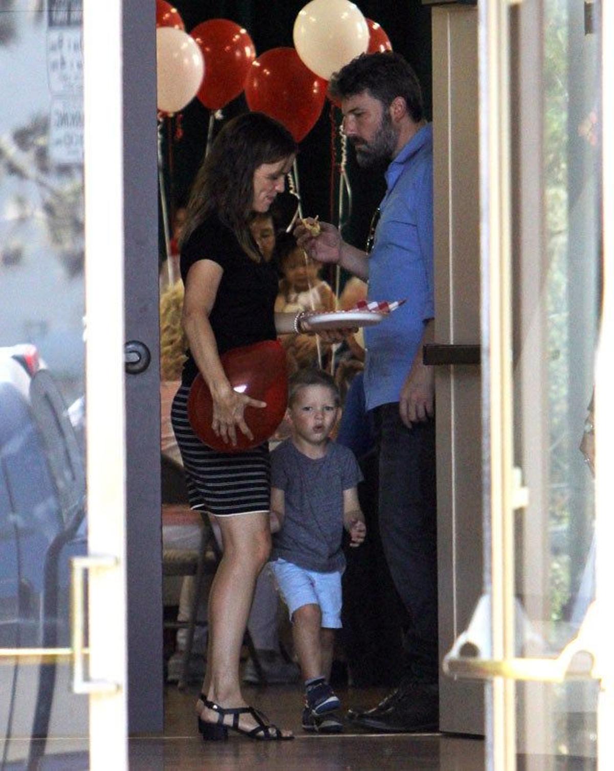 Jennifer Garner, Samuel y Ben Affleck en la iglesia metodista a la que acuden