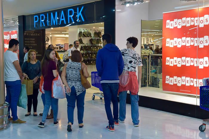 Inicio de las rebajas en el centro comercial Las ...