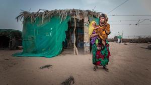 Una madre coge en brazos a su bebé, en Somalia, país azotado por la hambruna