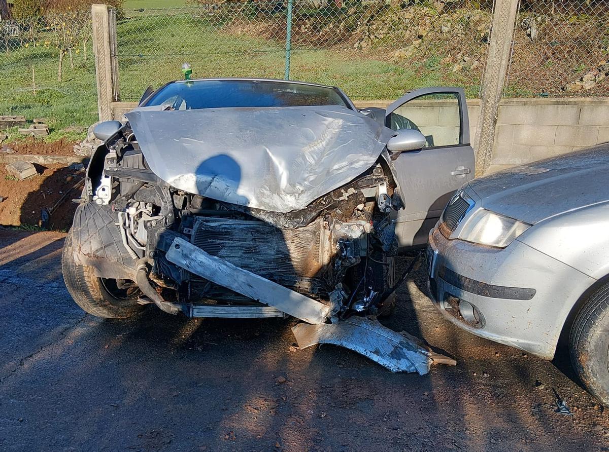 Estado en que quedó el vehículo siniestrado en la travesía de Ruibal, este domingo en torno a las 10.00 horas