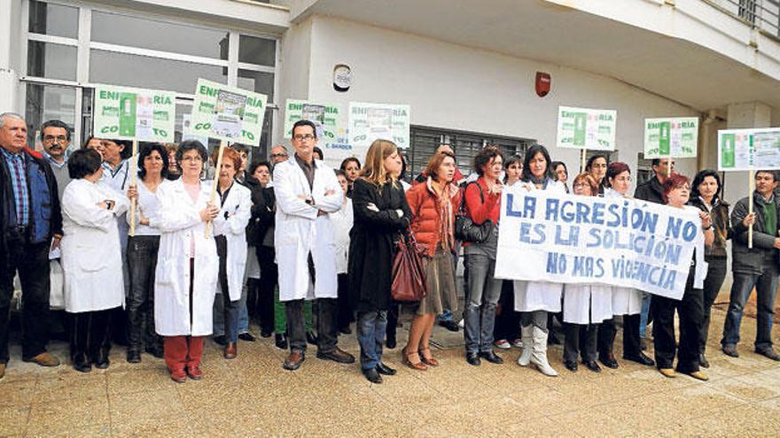 &quot;Estaba muy violento y me tenía acorralado entre la mesa y la pared&quot;