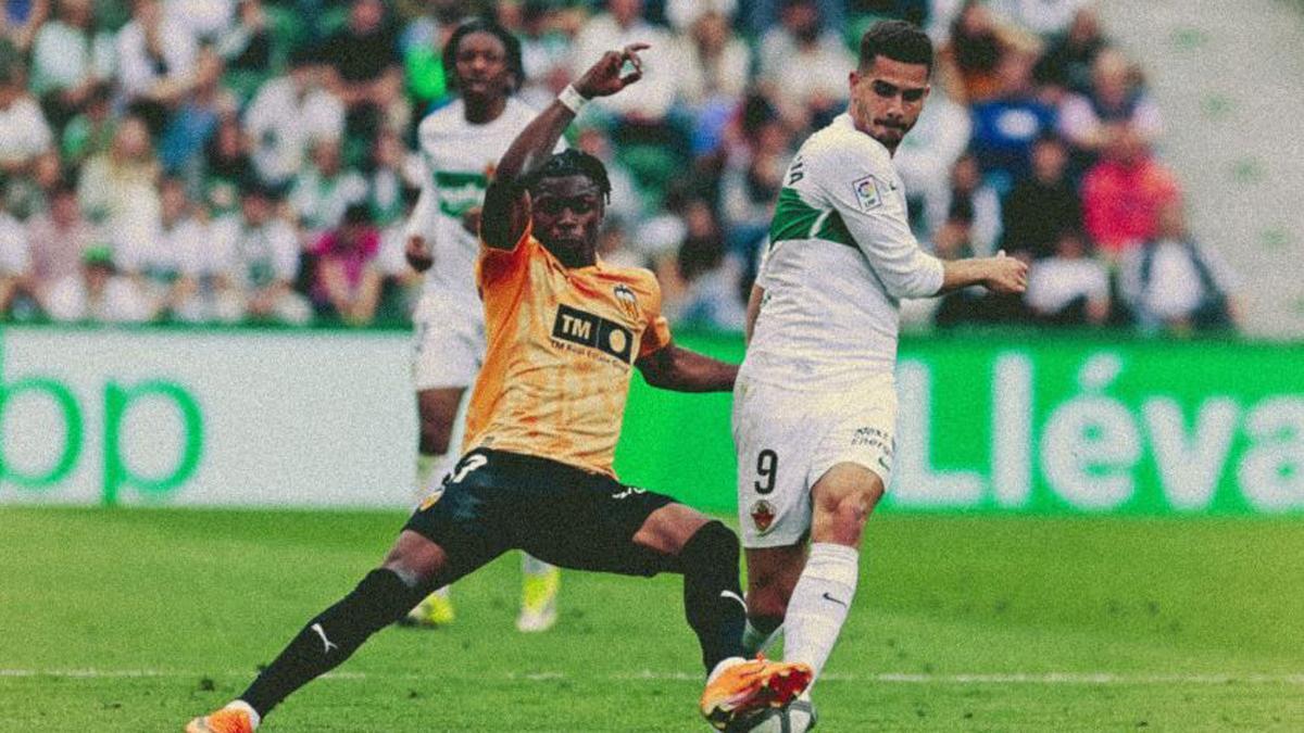 Ramazani, presionando a André Silva