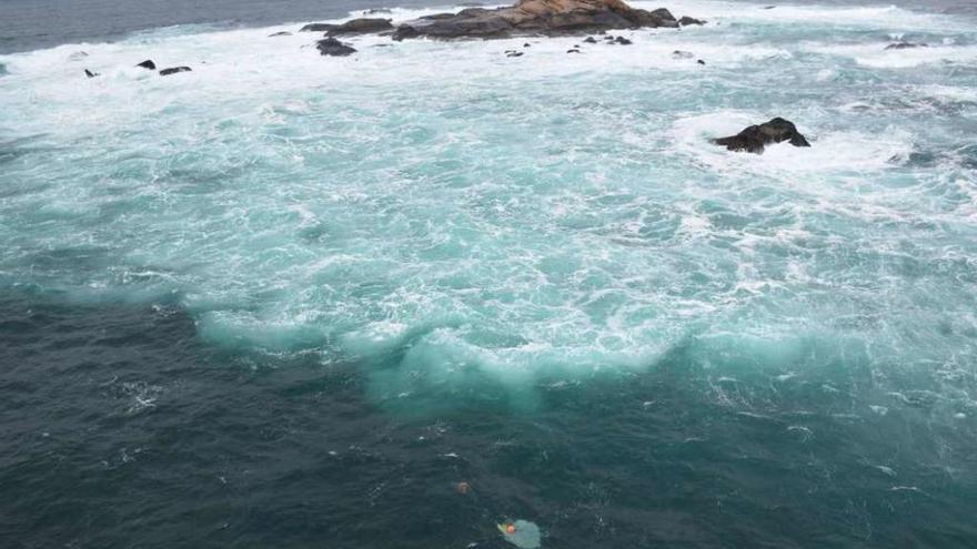 Buzos de la Guardia Civil intentan rastrear hoy donde naufragaron los dos pescadores de Cíes